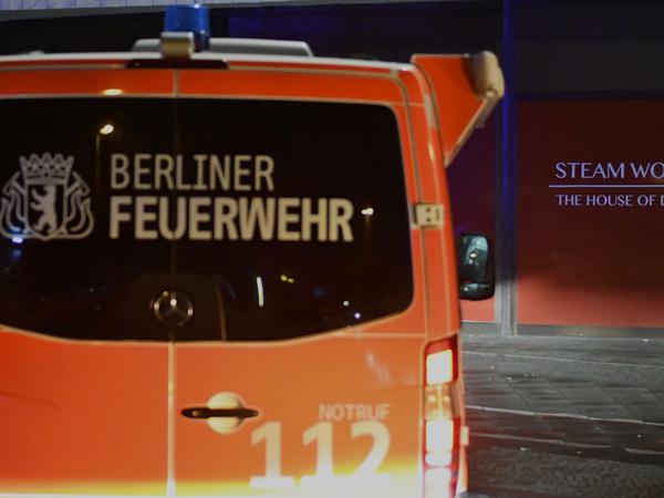 Ein Feuerwehrwagen steht am 06.02.2017 in Berlin vor einem Saunaclub.