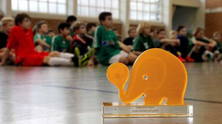 Um den kleinen Elefanten spielen Berlins Kinder seit Jahrzehnten. Der Erfinder des Pokals ist nun gestorben.