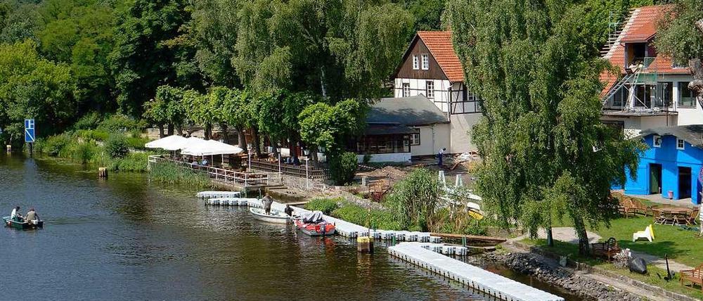 Nahe am Wasser gebaut. Wer das Lokal in Kohlhasenbrück besucht, kann nicht nur Boote auf dem Teltowkanal beobachten, sondern auch eines mieten.