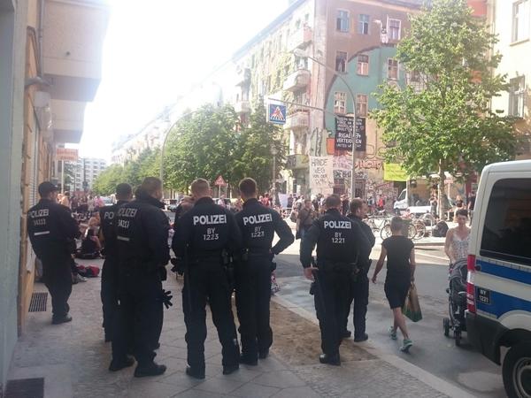 Die Polizei beobachtet das Geschehen vor der Rigaer 94. 