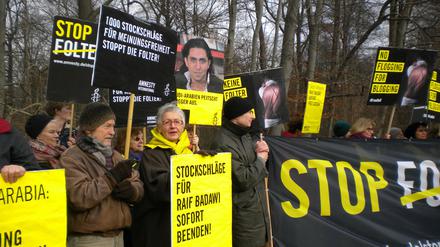 Demonstranten fordern die Freilassung Raif Badawis.