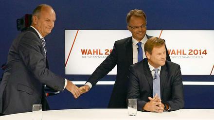 Hand drauf. SPD-Spitzenkandidate Dietmar Woidke traf auf seine Konkurrenten Michael Schierack von der CDU und Christian Görke von der Linken.
