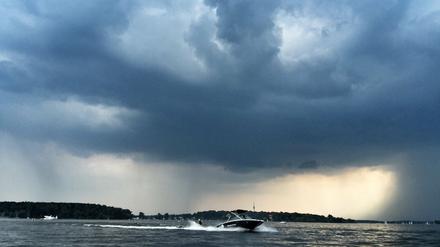 Unheilvoll hingen die Wolken am Sonnabend über dem Wannsee. Da musste der Bootsfahrer rasch die Flucht ergreifen.
