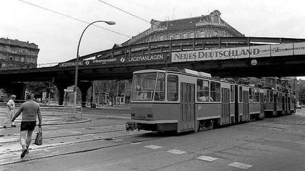 Wo sich fünf Straßen treffen: Als das Foto Ende der 1980er Jahre entstand, hieß die Station Eberswalder Straße noch U-Bahnhof Dimitroffstraße, benannt nach dem damaligen Namen der Danziger Straße.