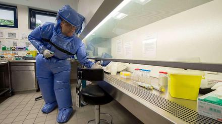 Ebola-Verdacht in Berlin. Ein Patient mit verdächtigen Symptomen wird derzeit auf einer Isolierstation behandelt.