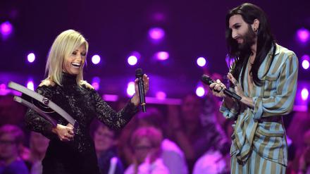 Travestiekünstlerin Conchita Wurst zeichnet Sängerin Helene Fischer in der Kategorie "Bester Live-Act" aus. 