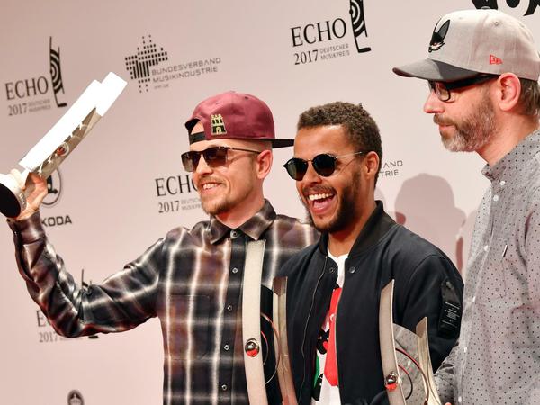 Die Band Beginner freut sich am 06.04.2017 in Berlin nach der 25. Verleihung des Deutschen Musikpreises Echo über ihre Auszeichnung in der Kategorie Hip-Hop / Urban national.
