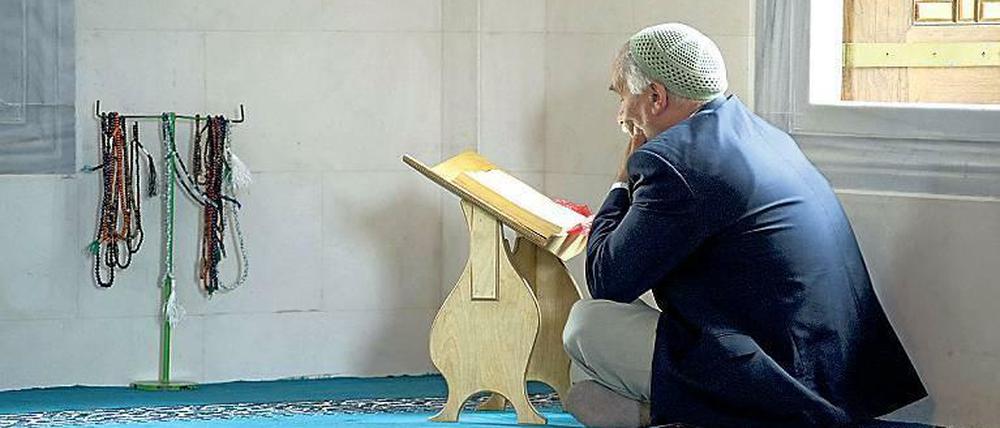 Einsames Gebet in einer Moschee.