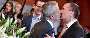 Seit 1979 ein Paar. Karl Kreile (re.) und Bodo Mende küssen sich im Rathaus Schöneberg vor Freunden und Angehörigen.
