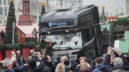 Der LKW, mit dem Anis Amri in den Weihnachtsmarkt am Breitscheidplatz fuhr, am Tag nach dem Anschlag. 