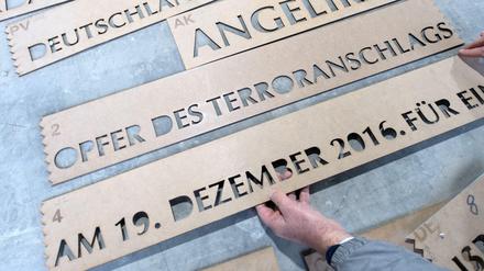 Schriftvorlagen des Mahnmales für die zwölf Opfer des Terroranschlages auf dem Weihnachtsmarkt an der Gedächtniskirche in Berlin
