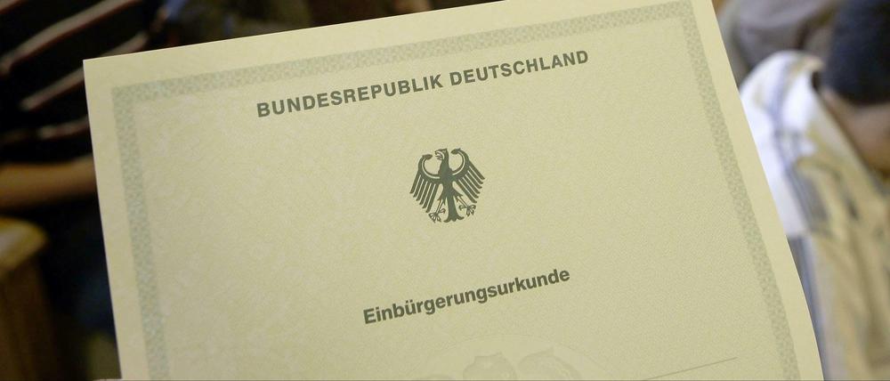 Einbürgerungsurkunde der Bundesrepublik Deutschland. Die meisten Neubürger, die die deutsche Staatsbürgerschaft durch die Berliner Behörden erhielten, stammten im vergangenen Jahr aus der Türkei (1746), Vietnam (369), Polen (351), der Ukraine (213) und Russland (206).