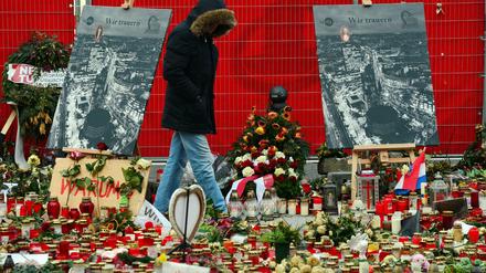 Blumen und Kerzen liegen in Berlin am Ort des Terroranschlags auf den Weihnachtsmarkt am Berliner Breitscheidplatz.
