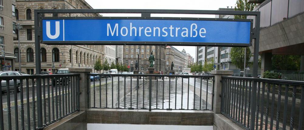 Der U-Bahnhof Mohrenstraße in Mitte. Das Bündnis "Decolonize Berlin" will die Straße in Anton-W-Amo-Straße umbenennen.