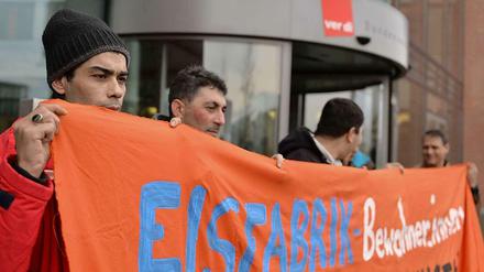 Mit einem Transparent mit der Aufschrift "Eisfabrikbewohner_innen wollen Wohnungen und keine Räumung" demonstrierten die Bulgaren der geräumten Eisfabrik am Donnerstag vor der Bundeszentrale der Gewerkschaft Verdi.