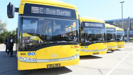 Diese Elektrobusse präsentierte die BVG 2015 auf einem Betriebshof in Berlin.