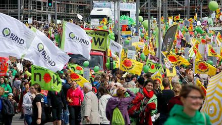 Rund 12 000 Menschen haben nach Veranstalterangaben am Samstag in Berlin für die Energiewende demonstriert. Der Partywagen in der Mitte des Demonstrationszuges ließ Love-Parade-Stimmung aufkommen. 