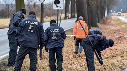 Spurensuche. Einsatzkräfte der Polizei untersuchten auch am Mittwoch den Tatort an der Bundesstraße 168 in Oegeln.