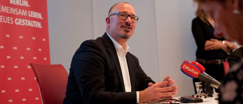 Der Landesvorsitzende der SPD in Berlin, Jan Stöß, spricht am 09.11.2015 in Berlin während einer Pressekonferenz im Kurt-Schumacher-Haus. 