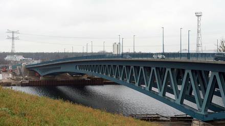 Die Minna-Todenhagen-Brücke überspannt 420 Meter und ist damit die zweitlängste Spreebrücke Berlins.