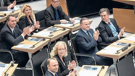 Die Abgeordneten der AfD um Fraktionschef Georg Pazderski (2.v.r) im Berliner Abgeordnetenhaus sitzen neben der FDP (vorne) ganz rechts außen.
