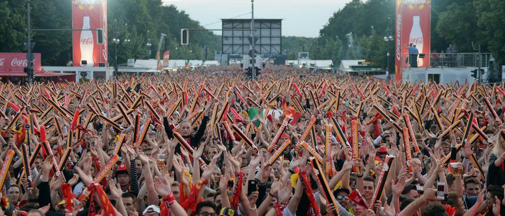 Fans jubeln Sonnabend in Berlin auf der Fanmeile vor dem Brandenburger Tor.