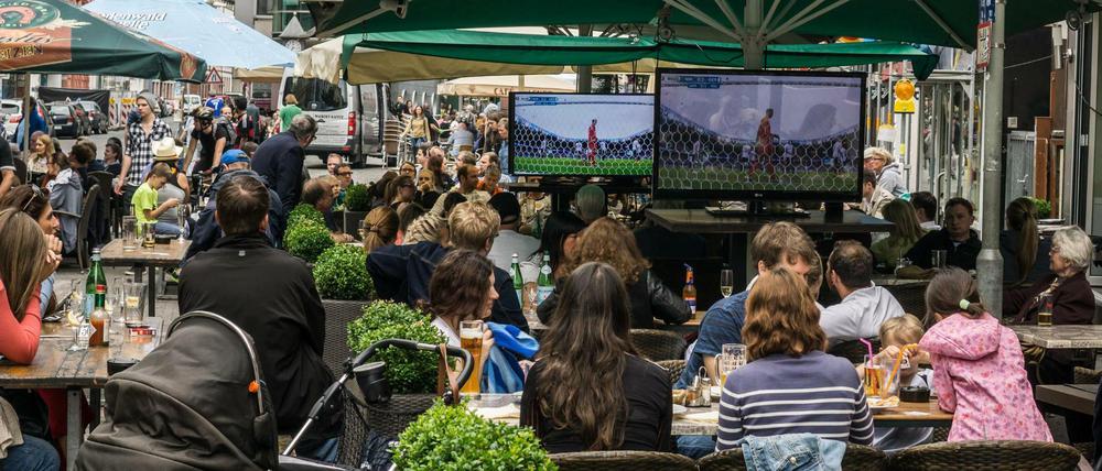 In nahezu jedem Café und jeder Gaststätte sind während der Fußball-Europameisterschaftspiele große Fernseher aufgestellt.