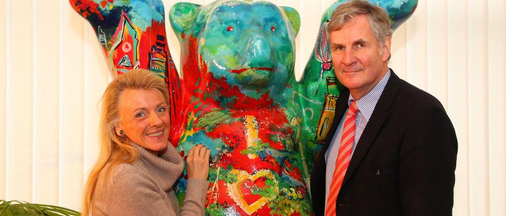 Mit Kunst anderen helfen: Eva und Klaus Herlitz mit einem Buddy Bären in Schöneberg.