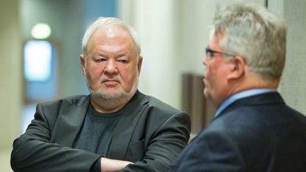 Ex-Hotelier Axel Hilpert (l) und sein Anwalt Matthias Schöneburg vor Prozessbeginn im Landgericht Frankfurt (Oder).