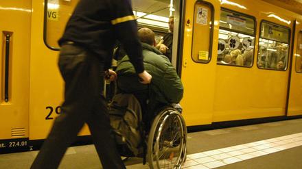 Bitte vorne warten! Rollstuhlfahrer, die mit der U-Bahn unterwegs sind und eine Rampe brauchen, sollten in der Nähe des Fahrers warten.