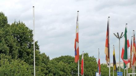 Bundeslänger-Fahnen am Jakob-Kaiser-Platz in Berlin, ohne hessische Fahne.