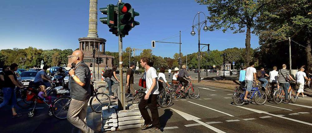 Gegenverkehr. Neuerdings dürfen Radfahrer auf eigens markierten Wegen, durch Ampeln geregelt, die Siegessäule in beiden Richtungen umrunden. Das soll sicherer sein. 