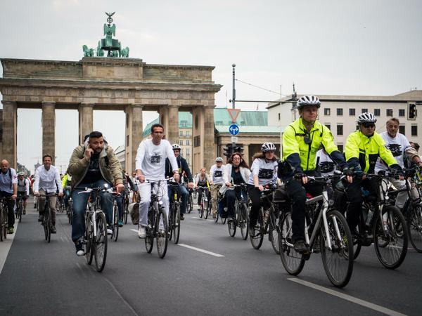 Mehr als tausend Radfahrer beteiligten sich am "Ride of Silence" durch die Stadt, zahlreiche von ihnen waren in weiß gekleidet. Sie wollen damit an verunglückte Radfahrer erinnern.