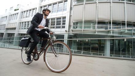 In Großstädten sind Fahrradfahrer häufig schneller am Ziel als Autofahrer. Viele Beschäftigte freuen sich daher über ein Dienstfahrrad.