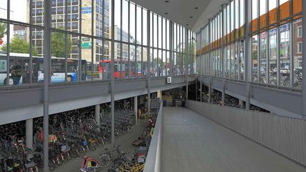 Münster macht’s vor. In der westfälischen Stadt steht dieses Fahrradparkhaus – mit Rampe – am Hauptbahnhof.