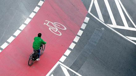 Signalfarbe: Am Moritzplatz fahren Radfahrer jetzt sicherer. 