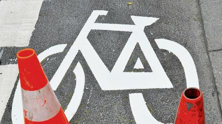 Weiße Markierungen - oft nicht Schutz genug für Radfahrer