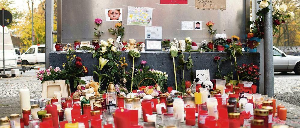 Kerzen, Blumen und Fotos des verstorbenen Flüchtlingsjungen Mohamed.