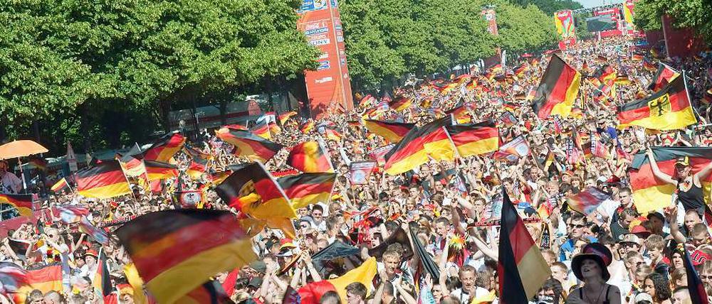 Bezirksstadtrat Carsten Spallek wünscht sich für die Fußball-EM 2012 eine Fortsetzung des Sommermärchens. Doch die Fanmeile am Brandenburger Tor könnte in diesem Jahr ausfallen: Es gibt Probleme beim Termin und der Organisation.