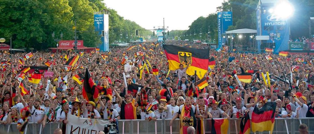 Public Viewing en masse: Die Fanmeile zum EM-Halbfinalspiel Deutschland gegen Italien in 2012 am Brandenburger Tor. 