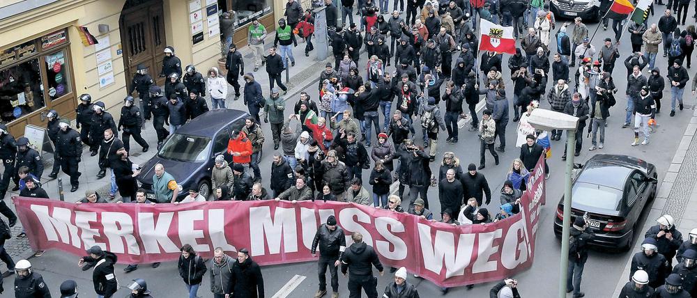 Eine "Merkel muss weg"-Demo im März 2016 in Berlin. Auch AfD-Politiker dabei? 
