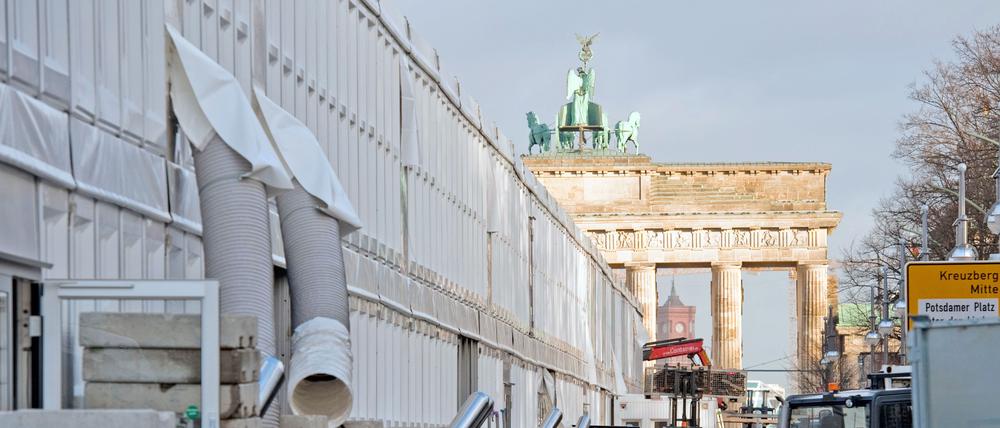 Berlin bringt sich in Form: Das Zelt für die Fashion Week am Brandenburger Tor steht bereits.