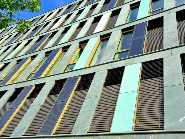 Dreifaltigkeit. Die dunklen Elemente sind Fotovoltaik-Zellen zur Stormerzeugung, die hellen Recycling-Glas, die grünen Steinelemente aus Österreich. 