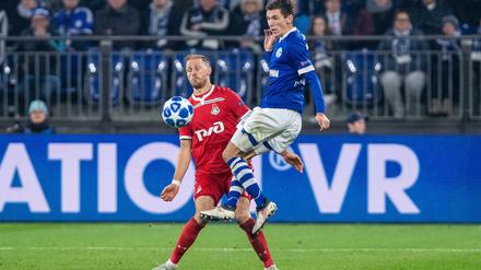 Augen zu und durch. Moskaus Benedikt Höwedes (l.) muss sich bei seiner Rückkehr auf Schalke Benjamin Goller erwehren.