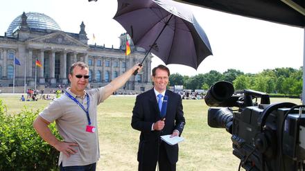 Wahlkulisse. Der Blick auf den Reichstag ist begehrt bei Fernsehteams.