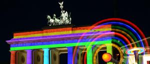 Berlin ist bereits öfters bunt, hier zum Beispiel das Brandenburger Tor beim Festival of Light im Jahr 2013. Bei der nächsten Wahl könnte die Stadt auch politisch mehrfarbig werden.