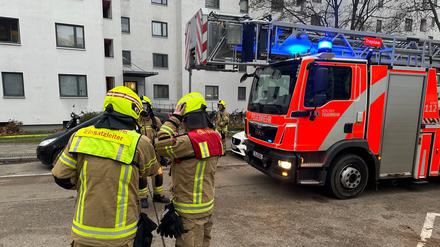 Die Berliner Feuerwehr bei ihrem Einsatz im Theodor-Loos-Weg in Berlin-Gropiusstadt.