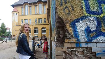Marode. Abgeschlagenes Mauerwerk, verkommener Putz. Am Fichtenberg-Gymnasium in Steglitz ist das überall zu sehen. 