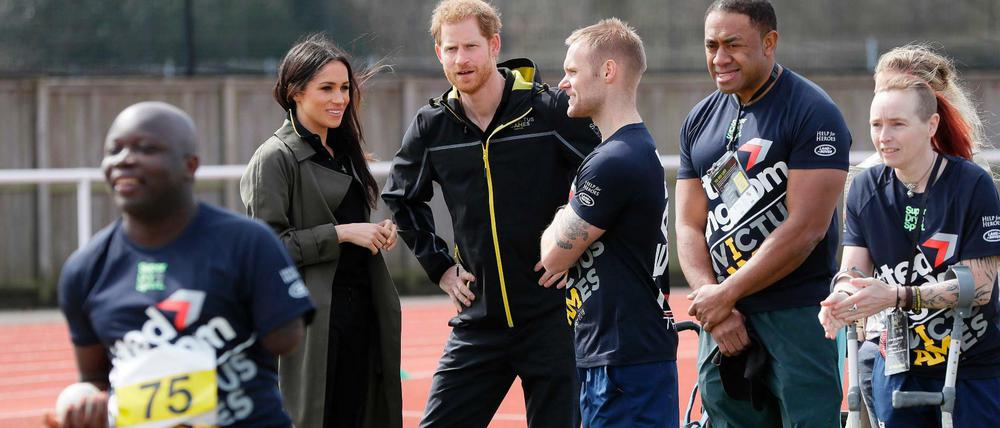 Engagiert im Behindertensport. Prinz Harry und Meghan Markle besuchten im April 2018 die Invictus Games in Bath in Südengland. Dort nehmen Kriegsversehrte teil. 
