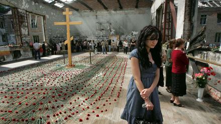 Eine Gedenkfeier in dem Gymnasium im russischen Beslan im September 2009.